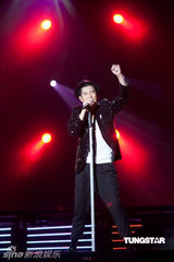 组图：郭富城“正传”完美收场 为“盛宴”做金箔头