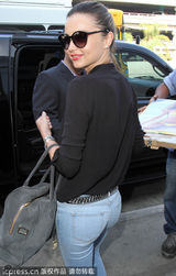 组图：米兰达便装出镜 黑衣牛仔星范十足