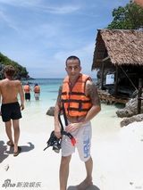 组图：张茆与外籍男友度假 比基尼秀性感曲线