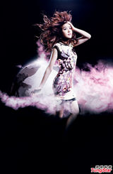 组图：官恩娜首推专辑 造型多变突破自我