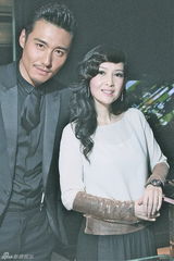 组图：胡兵携手周慧敏亮相 帅气出席时装发布会