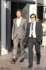 组图：杰拉德-巴特勒曝街头照 西装革履一脸严肃