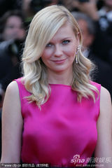 组图：邓斯特戛纳走秀紫红裙装简约亲切