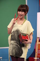 组图：歌手阿福录制节目献唱 敖犬与小昱争相表白