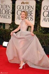 高清组图：派珀-佩拉博亮相红毯大笑晒银色美鞋