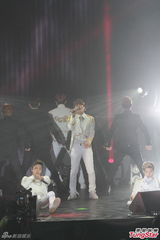 组图：韩组合B.A.P香港开唱 粉丝玩cosplay