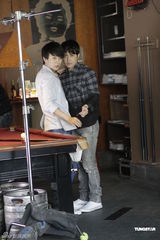 组图：范植伟跨刀助阵胡灵新歌MV 上演男男恋