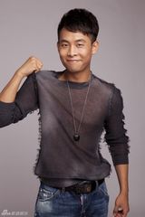 组图：张译写真展露孩子气 温暖笑容亲和力十足