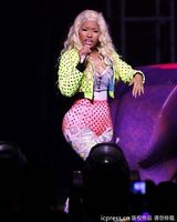 组图：麻辣鸡个唱粉丝强行上台 与保镖激烈扭打