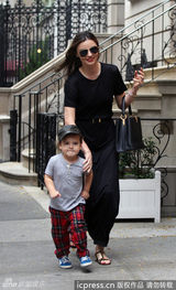 组图：米兰达带萌宝儿子出街 亲昵爱抚母爱满满