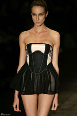 高清组图：帕丽斯-希尔顿巴西时装周上客串走秀