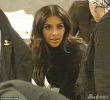 组图：卡戴珊机场紧抱爱女 小家伙大眼浑圆可爱