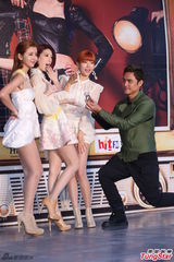 组图：Dream Girls露腿办签唱 明道帅气助阵