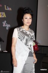 组图：汪明荃获粉丝送蛋糕鲜花 提前贺64岁生日