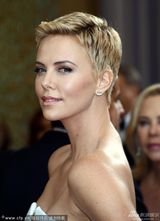 组图：查理兹-塞隆着白色抹胸裙 女王范十足