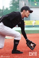 组图：韩艺人吴智昊金昌烈参加明星棒球大赛
