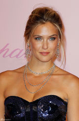 高清组图：巴尔-莱法利甩情伤 穿性感短裙亮相