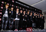 组图：韩团EXO出席2012MAMA颁奖礼记者会