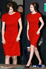 组图：韩星金明敏《领跑人》试映 高雅罗红裙抢镜