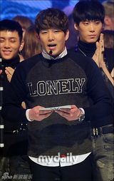 组图：CNBLUE回归《Show Champion》捧奖杯