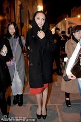 组图：姚晨亮相巴黎时装周 橘红色礼服时尚修身