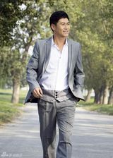 组图：孙玮夏日户外写真 尽显温情男人阳光柔情