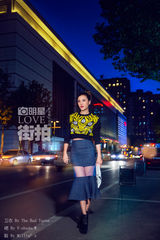 明星爱街拍：应采儿辣妈街拍 美艳依旧如夜精灵