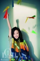 组图：倪妮清新素雅登封面 笑容温暖传递正能量