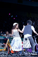 组图：陈綺贞小巨蛋开唱 脚踏车上场展独特摇滚风