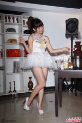 组图：郭书瑶性感天鹅装亮相大秀美腿