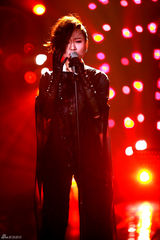 组图：歌手2邓紫棋白裙优雅 茜拉满文军补位