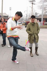 高清图：苏打绿北京采风学京剧 西单路演High翻天