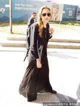 组图：安吉丽娜-朱莉一身黑返洛杉矶显疲态