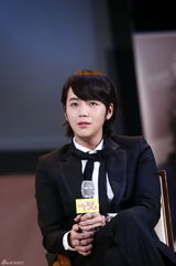 高清组图：金荷娜宣传《宠物》 张根硕送飞吻抛媚眼