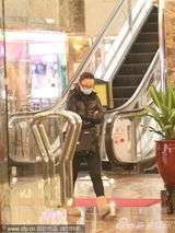 幻灯图：陈建斌蒋勤勤携子元宵夜外出聚餐