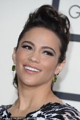 组图：宝拉-巴顿斑马纹长裙 胸前双狮抢眼