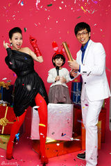 组图：翁虹新年全家写真曝光 三岁女儿鬼马出镜