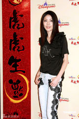 幻灯图集：陈慧琳不惧严寒秀美腿 带儿子畅游迪士尼