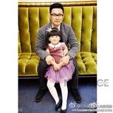 组图：王诗龄和爸爸拍温馨写真 父女亲嘴甜蜜