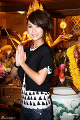 组图：杨丞琳拜佛 曾在内衣贴佛像拍片求安心