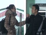 组图：小宋佳与神秘男机场开心热聊