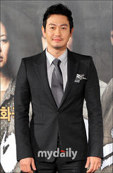 组图：柳承龙等出席韩国影片《孩子们》发布会