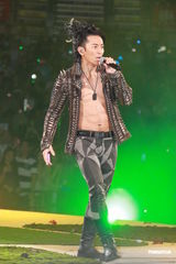 组图：郑伊健开唱遭催婚 女友蒙嘉慧到场欣赏