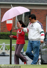 幻灯图：吴绮莉对女儿亲力亲为 斥巨资将转学赴美