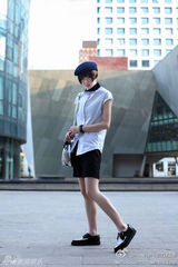 组图：夕又米街拍秀波点翻领衬衫