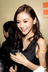 Angelababy称黄晓明为家人 妩媚合影何润东(图)