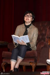 组图：林青霞短发眼镜办朗读会