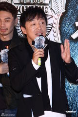 组图：电影版《痞子英雄》首映 黄渤赵又廷互戴高帽