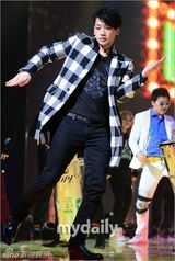 组图：Rain复出舞台彩排 耍帅卖萌魅力不减