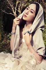 组图：韩雪白纱出镜 置身梦幻森林化身童话公主